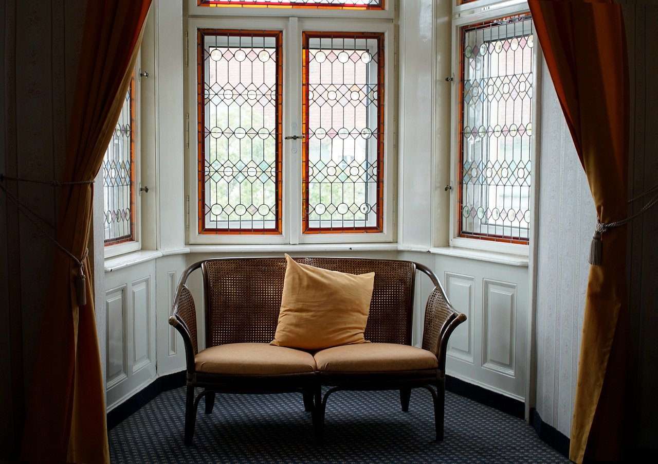 How to Incorporate Vintage Furniture into Modern Decor